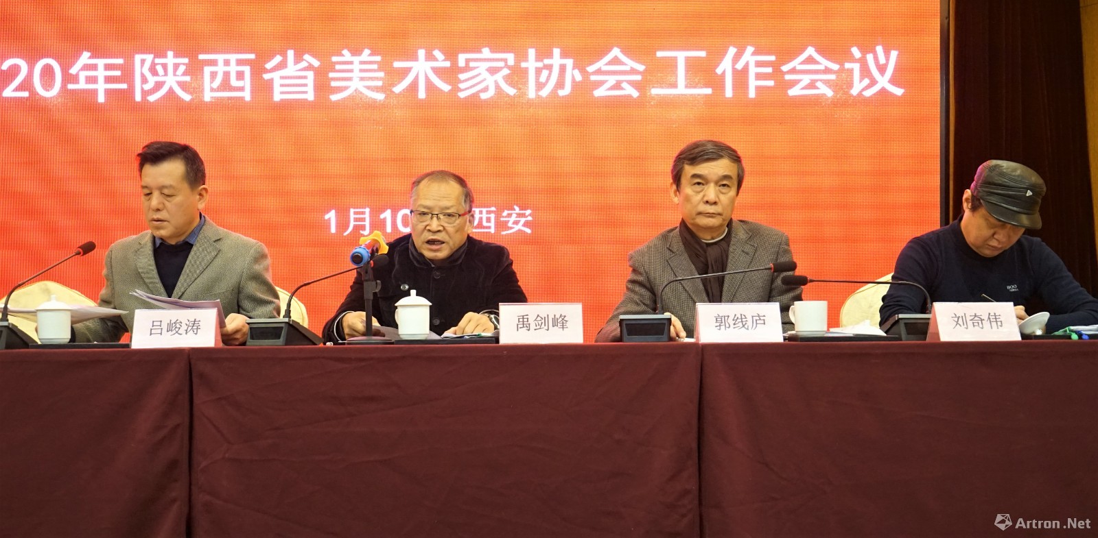 左起:省美协党组书记、副主席吕峻涛,省文联党组成员、专职副主席副主席禹剑锋,省美协主席郭线庐,省美协副主席刘奇伟 3XjCWW1k96g6UecDYJQtvwcSEtgO7mavmv32wAXQ.jpeg